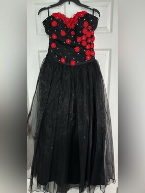 Vintage Dylan Queen Black Red Floral Appliqué Prom Dress Goth Formal Gown